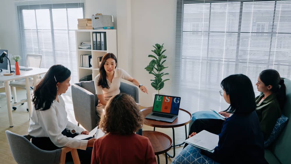 How Should Businesses Hedge Against Exchange Rate Fluctuations